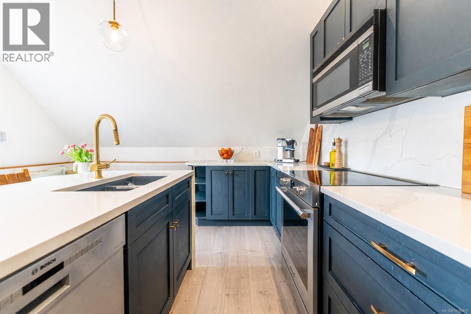 4 1035 Oliphant Avenue, Victoria