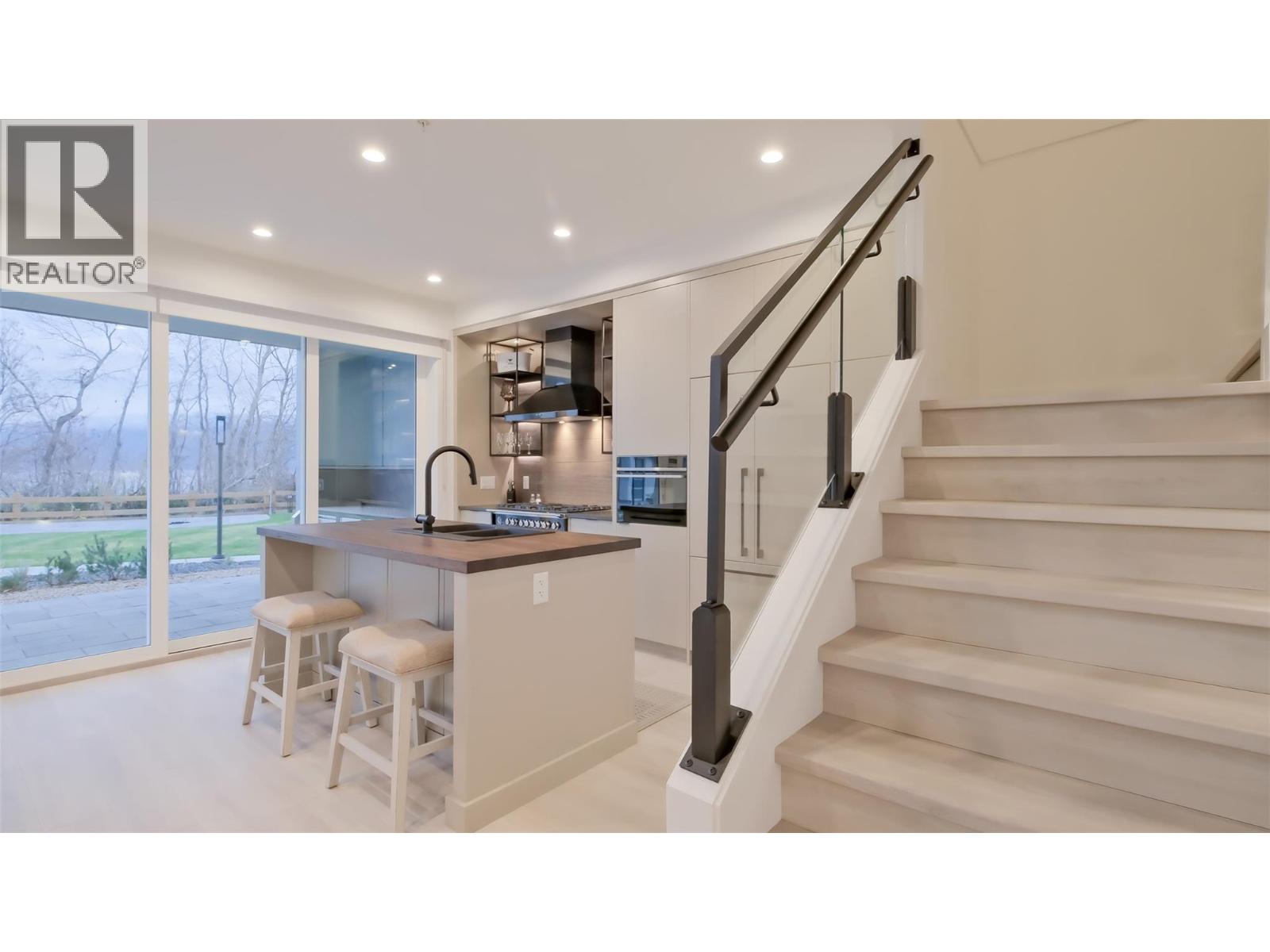 3040 Landry Crescent, Summerland