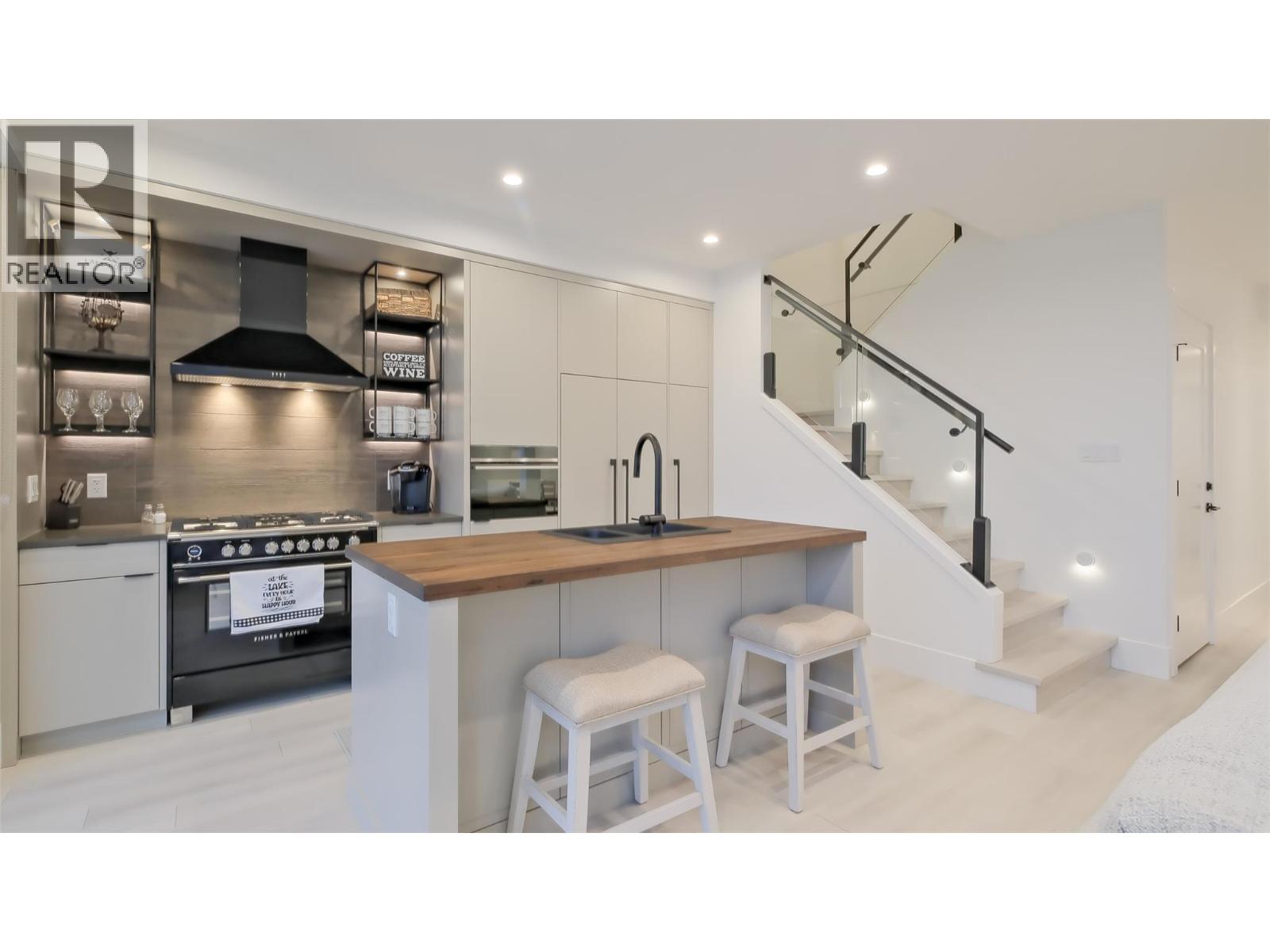 3040 Landry Crescent, Summerland