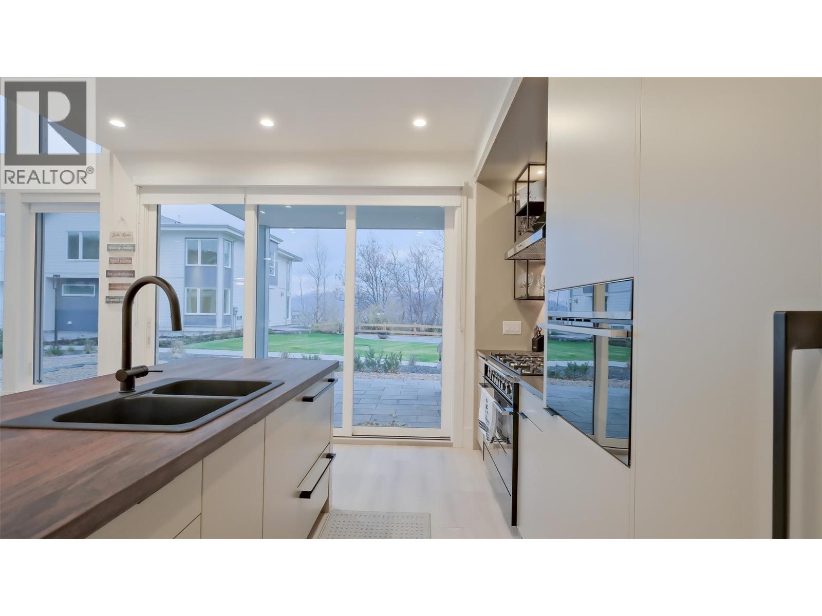 3040 Landry Crescent, Summerland