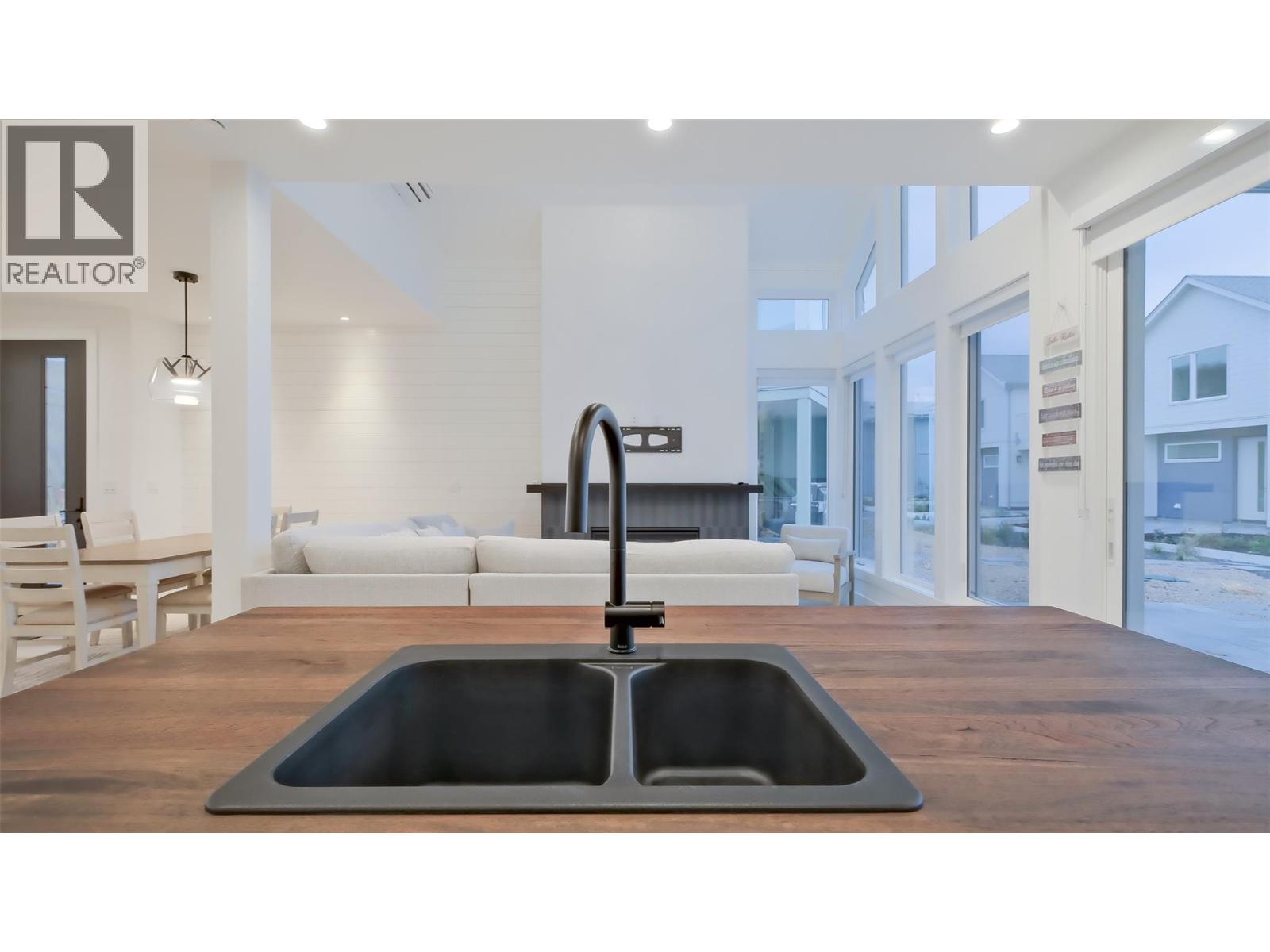 3040 Landry Crescent, Summerland