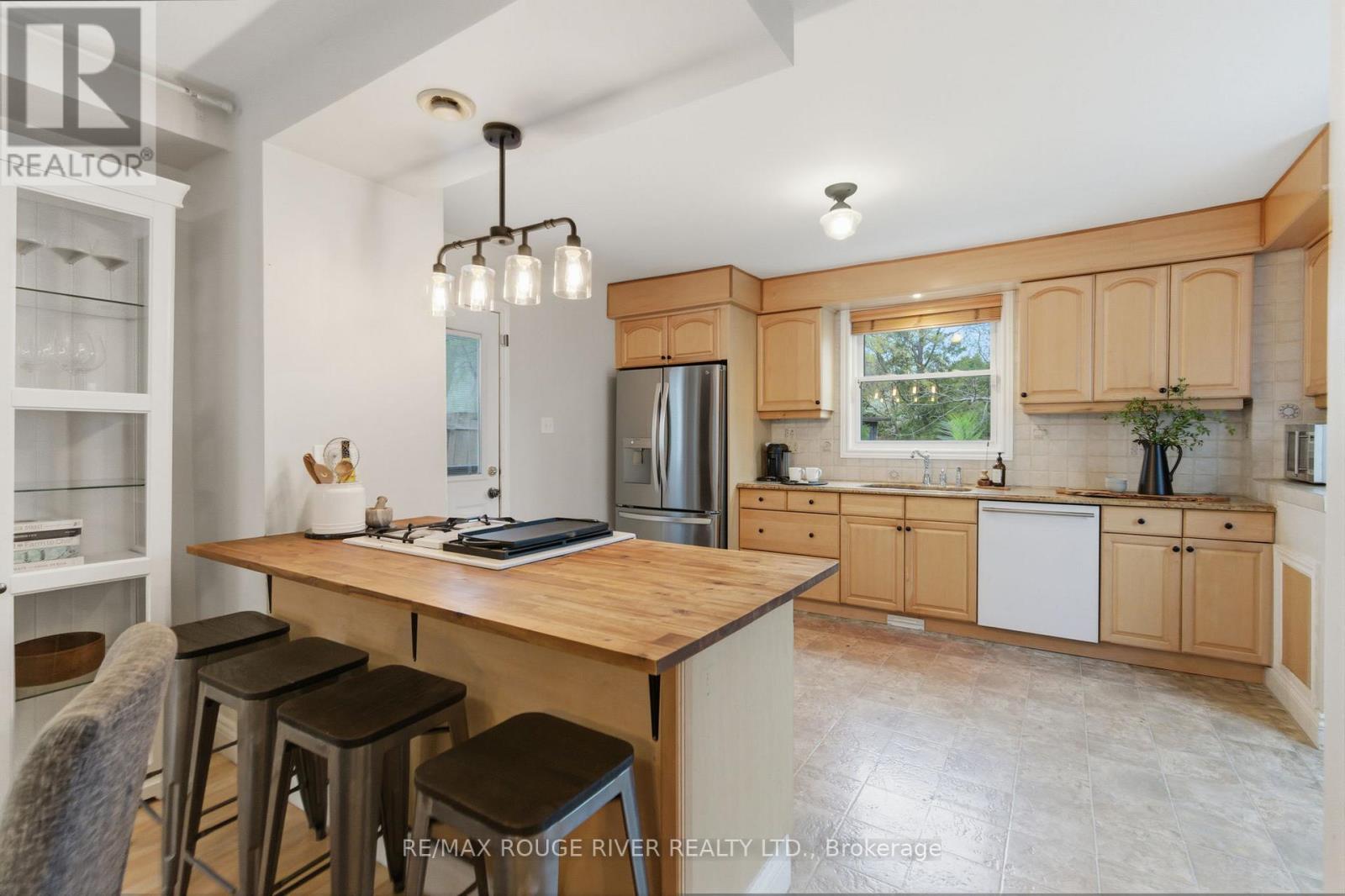 216 BURNS STREET W - 10