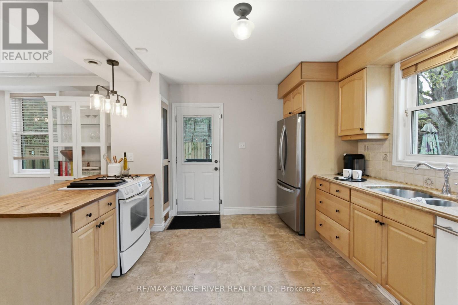216 BURNS STREET W - 12
