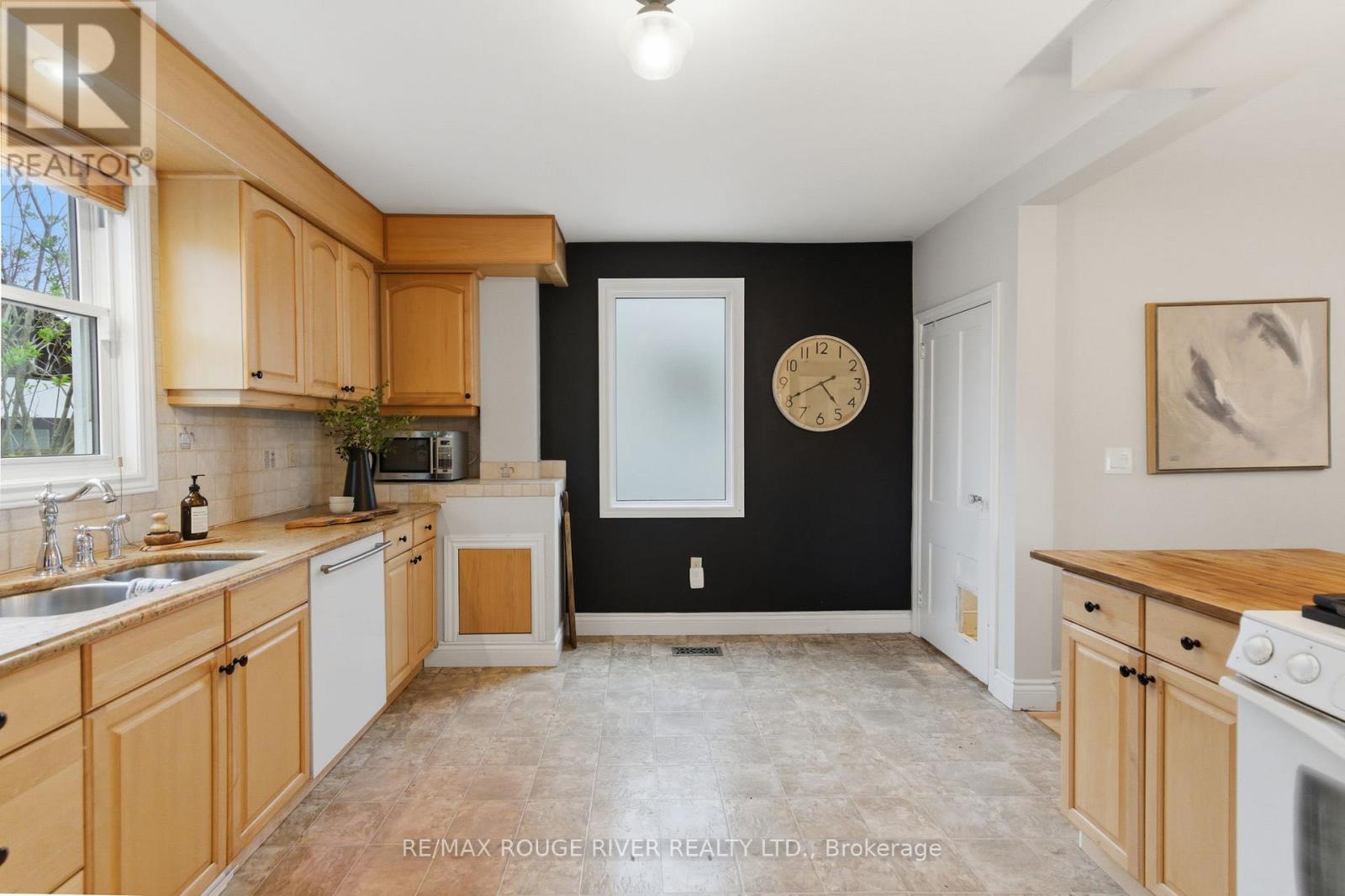 216 BURNS STREET W - 14