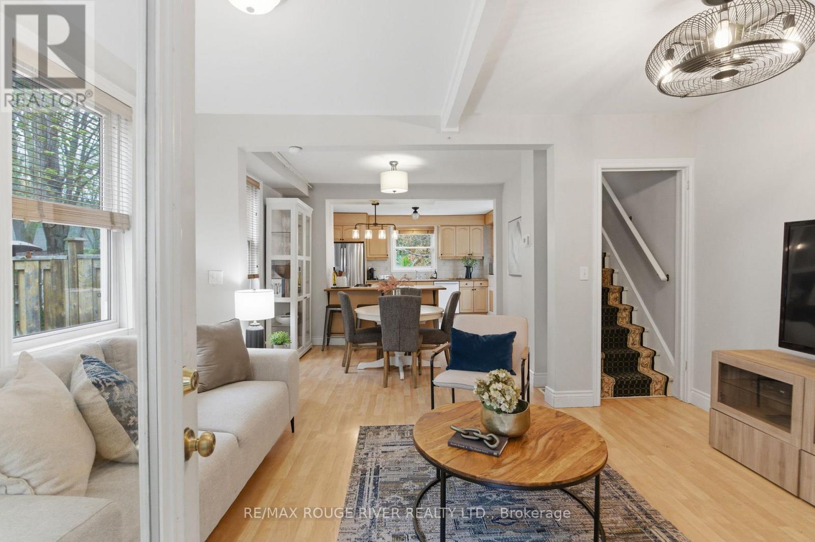 216 BURNS STREET W - Image 3