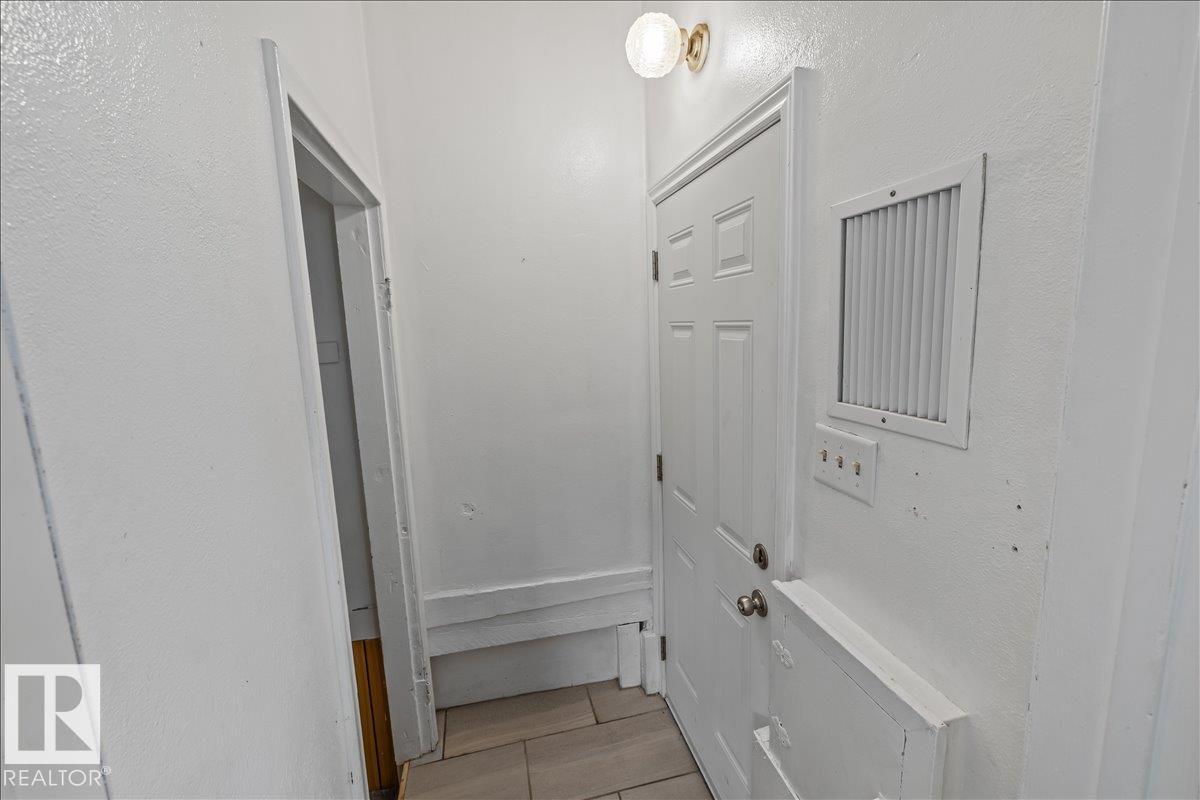 11227 52 ST NW - 16
