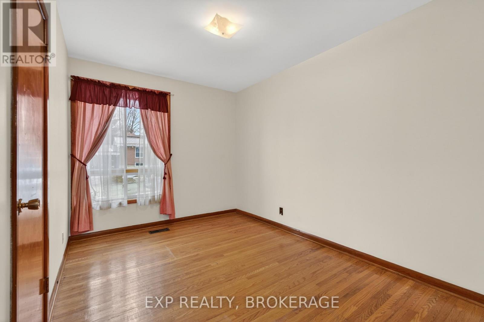 19 CONVAY CRESCENT - 25