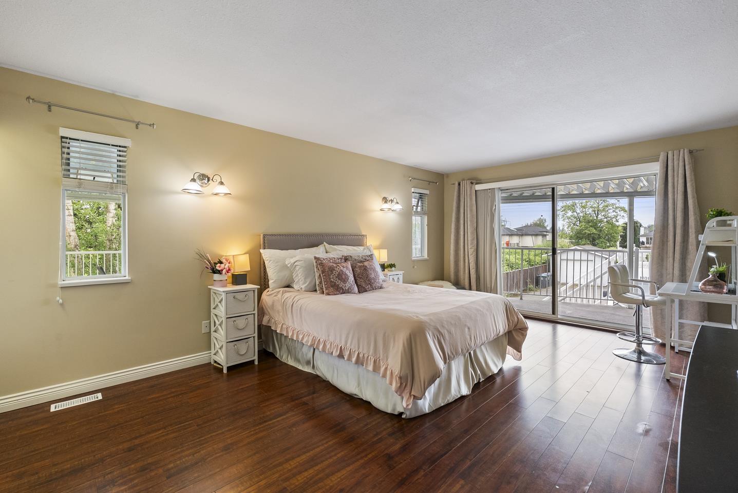 House in Surrey - Image 4