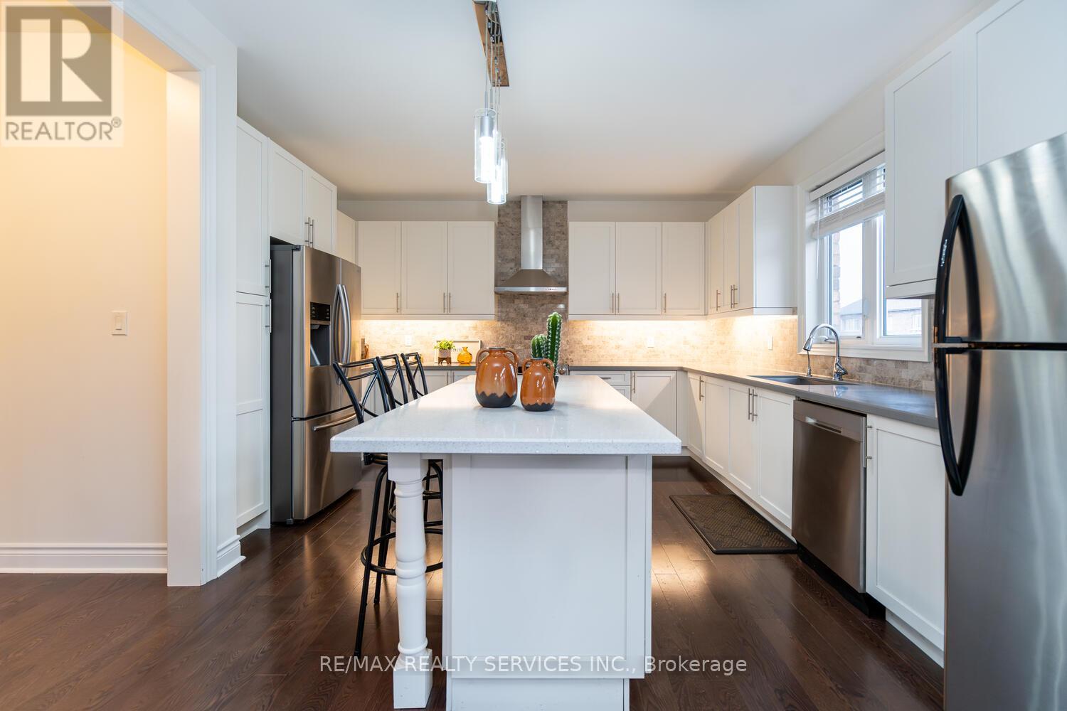 28 STONEGATE AVENUE - 10