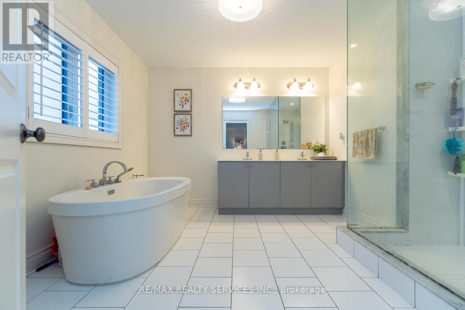 28 STONEGATE AVENUE - 22