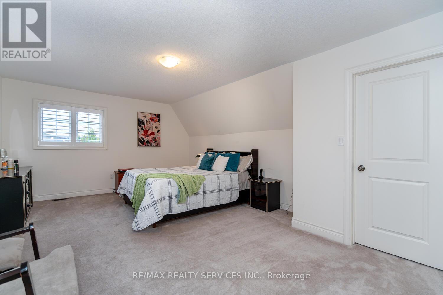 28 STONEGATE AVENUE - 23