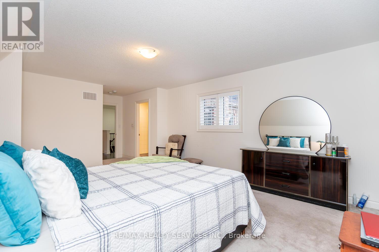 28 STONEGATE AVENUE - 24