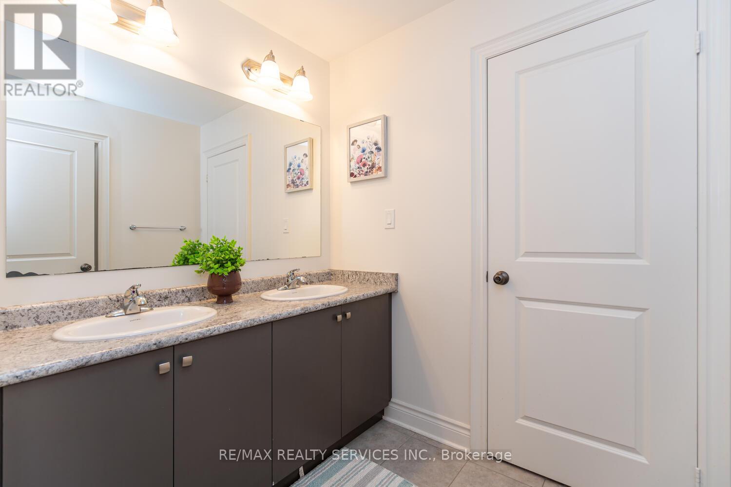 28 STONEGATE AVENUE - 27