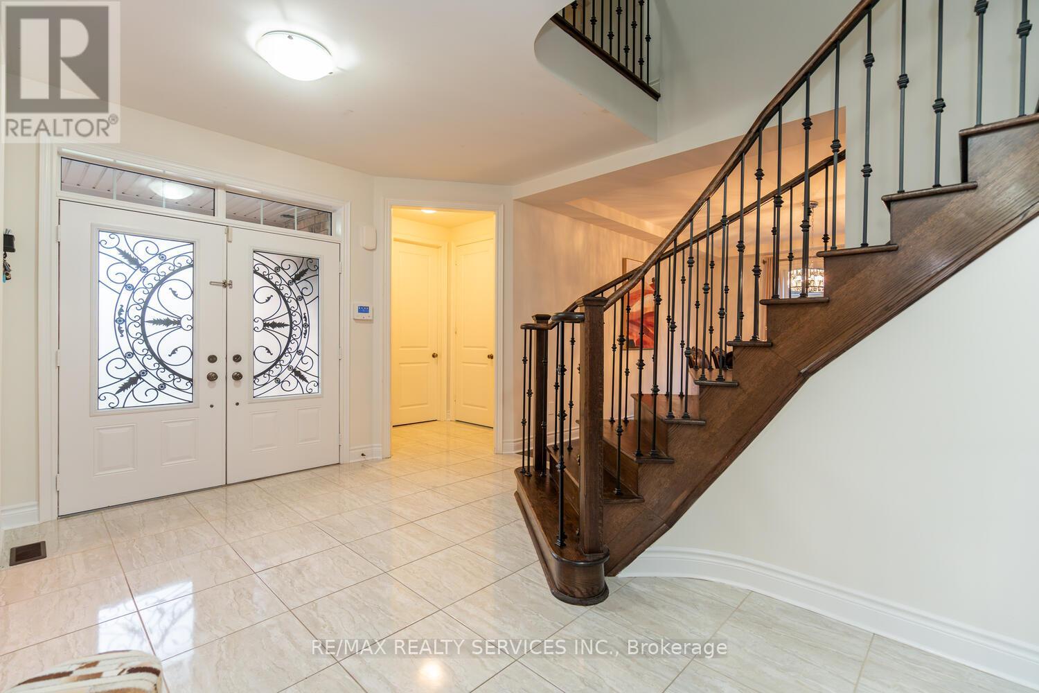 28 STONEGATE AVENUE - 6