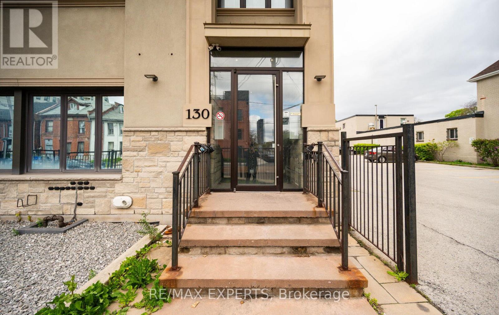 #203 130 WELLINGTON STREET N - 3