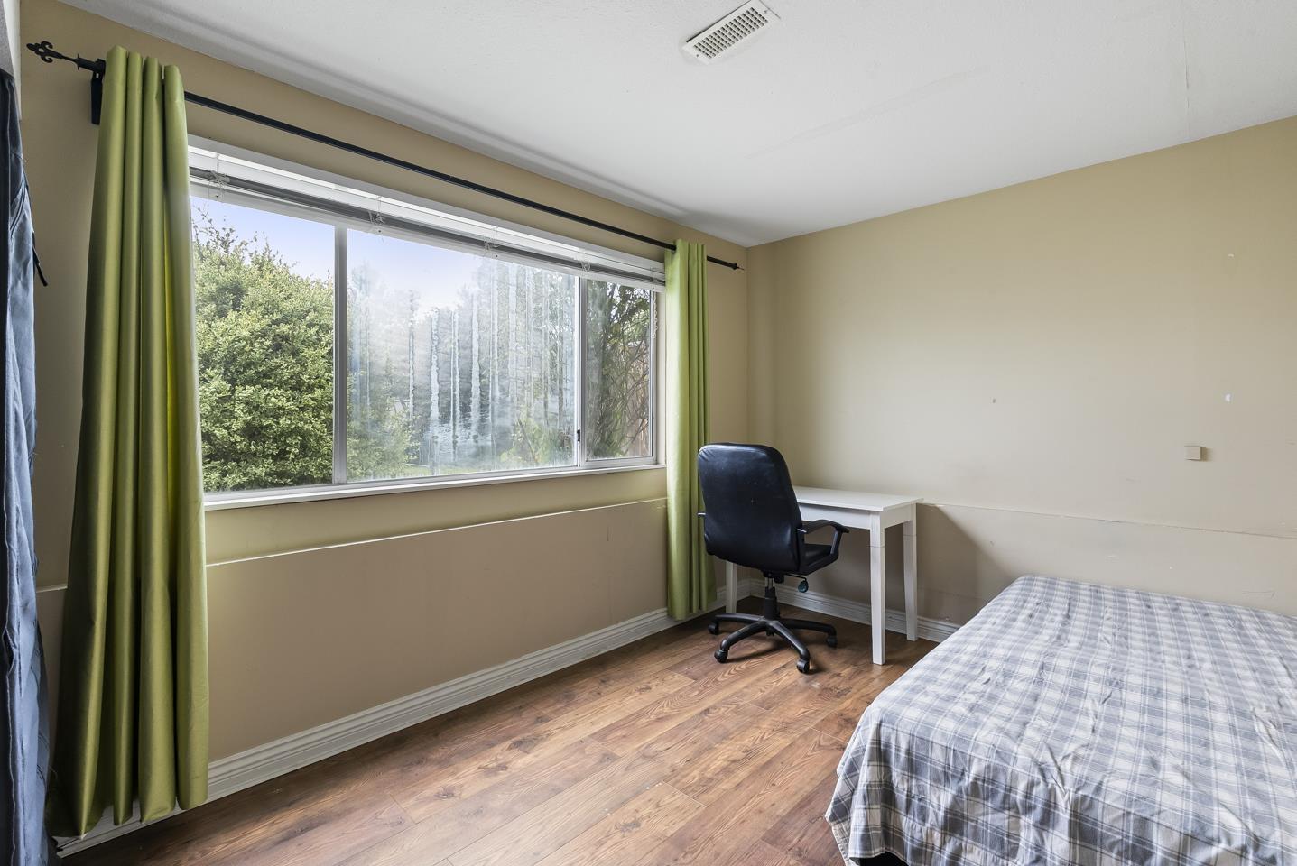 House in Surrey - Image 24