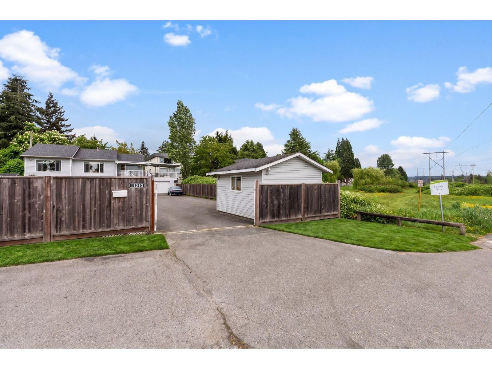 House in Surrey - Image 32