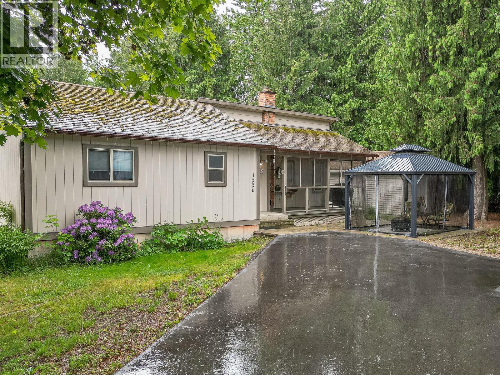 1226 Green Road S - 1