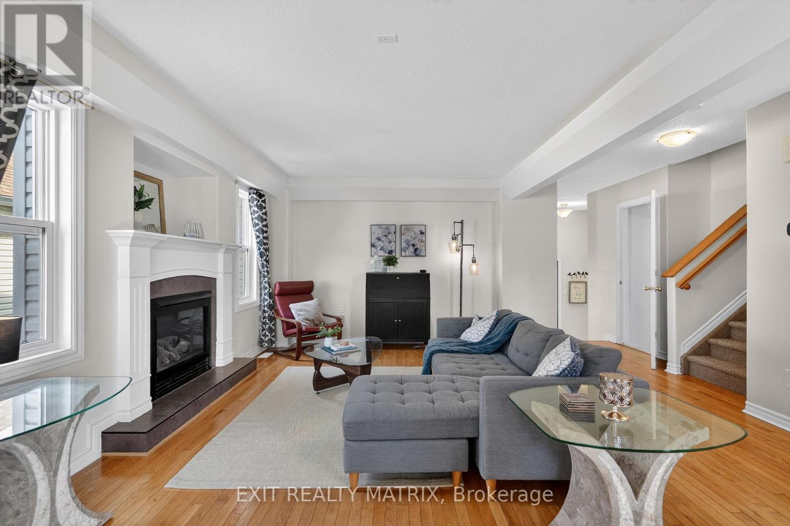 Gas FP in bright, open-concept family rm