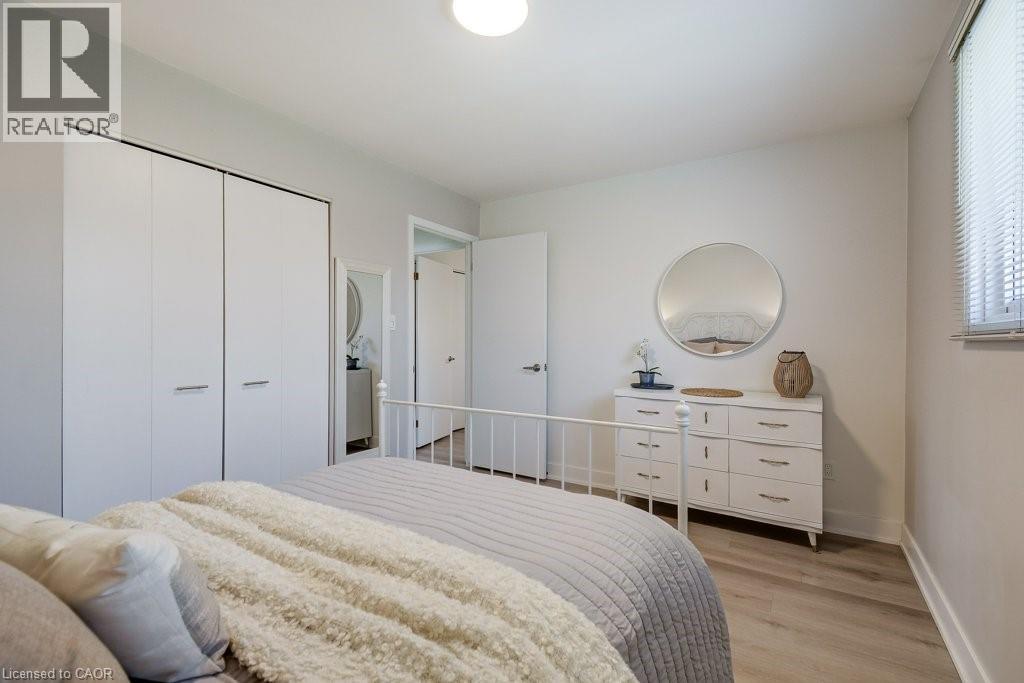2405 MALCOLM Crescent - 16