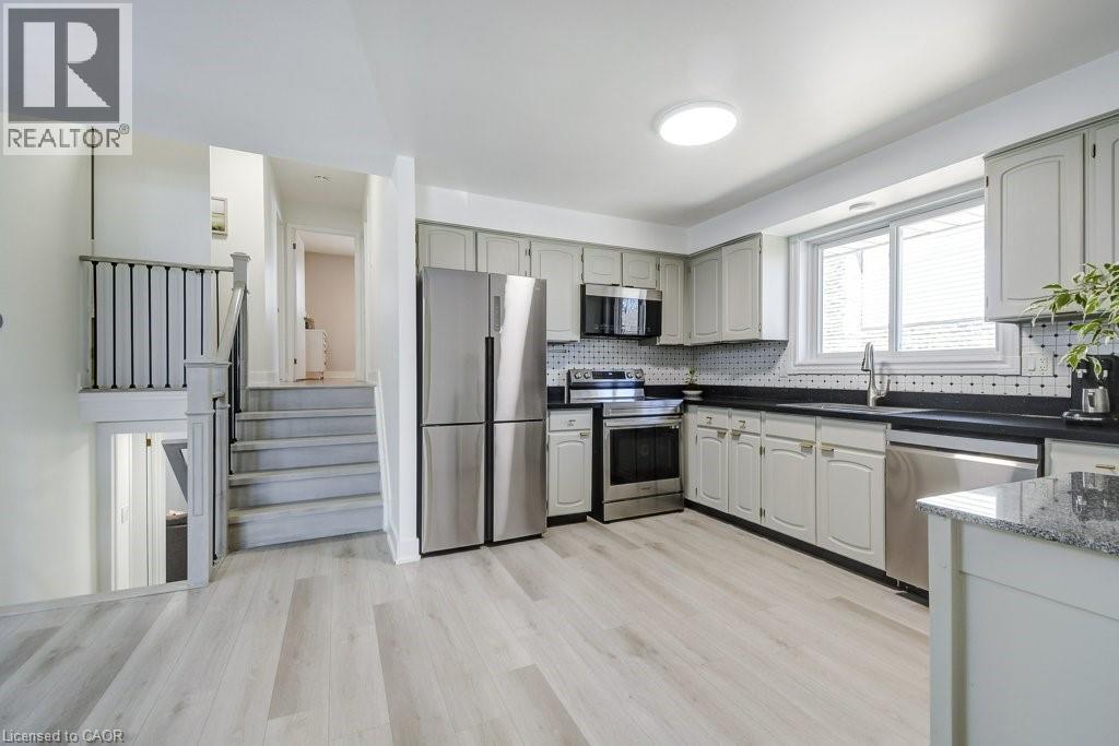 2405 MALCOLM Crescent - 11