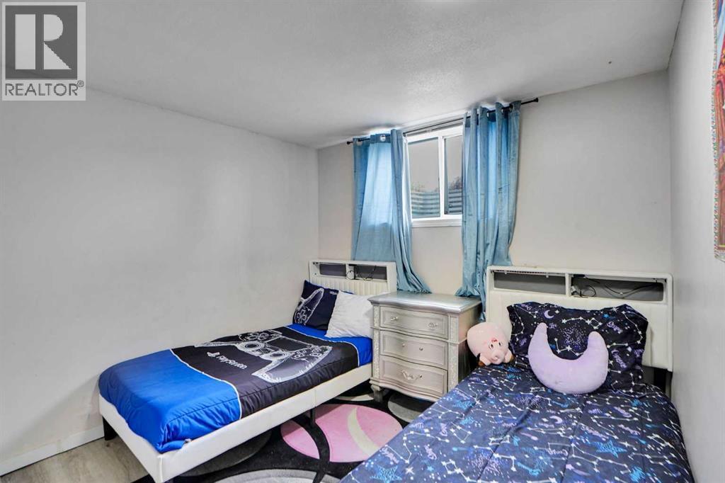 1004 Penrith Crescent SE - 20