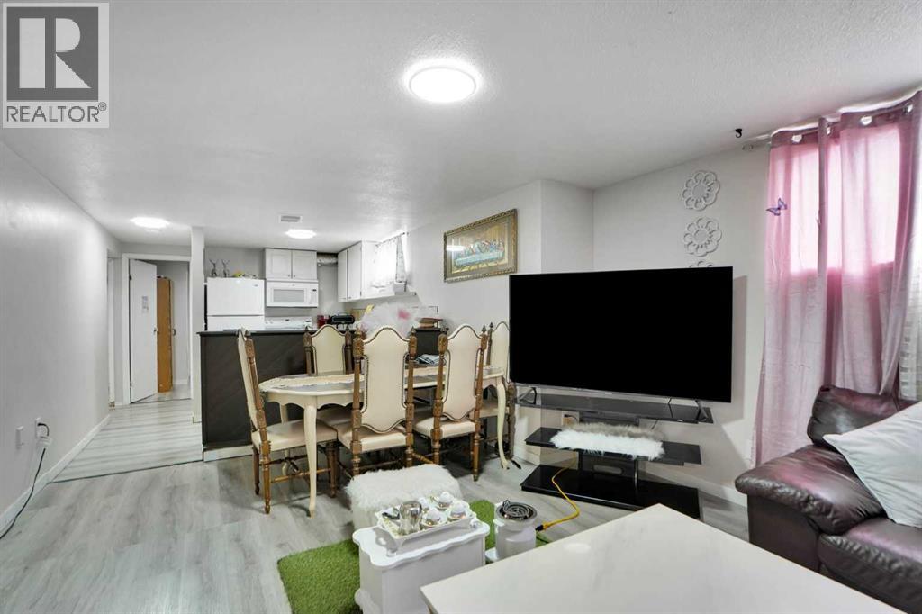 1004 Penrith Crescent SE - 14