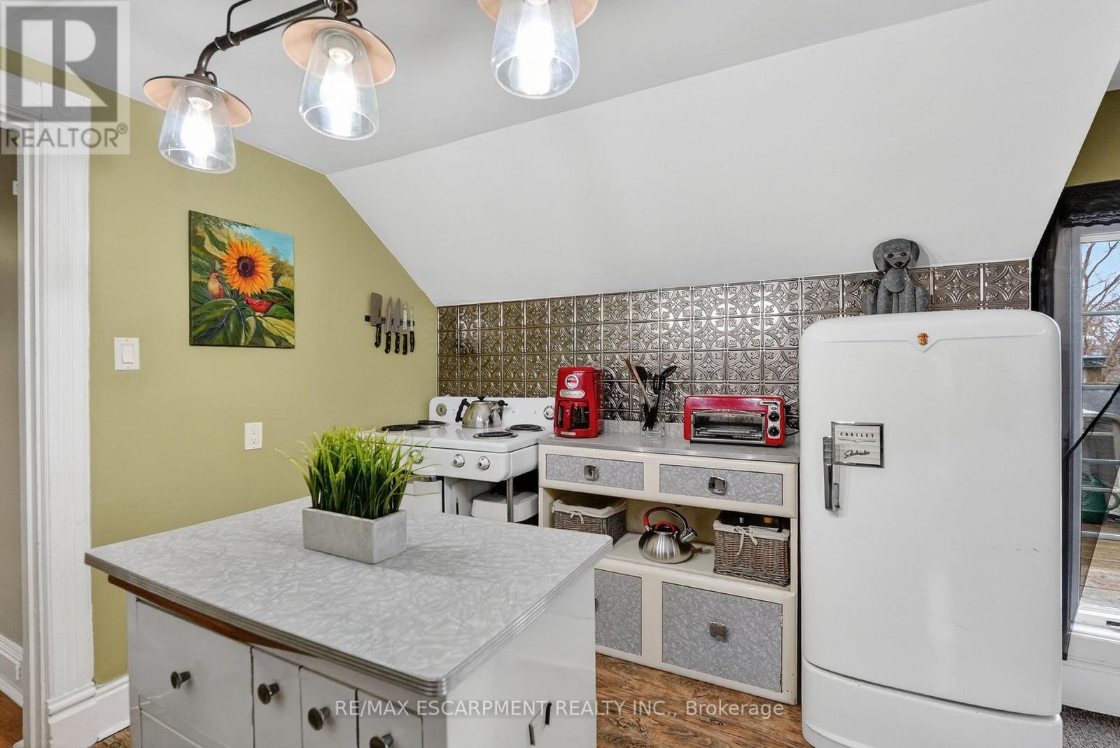 287 MAIN STREET E - 20