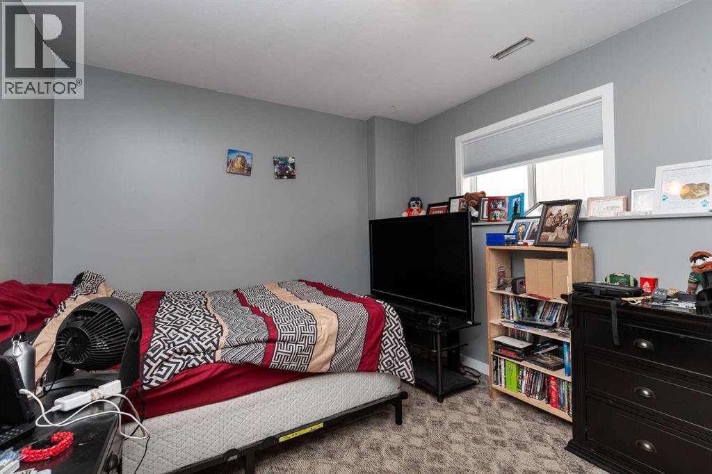 53 St James Crescent N - 17