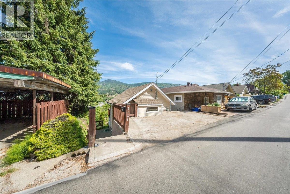 2139 Daniel Street, Trail
