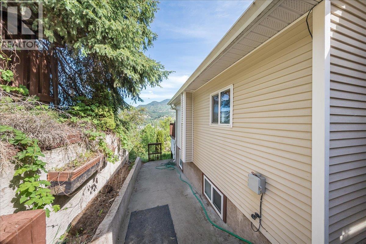 2139 Daniel Street, Trail