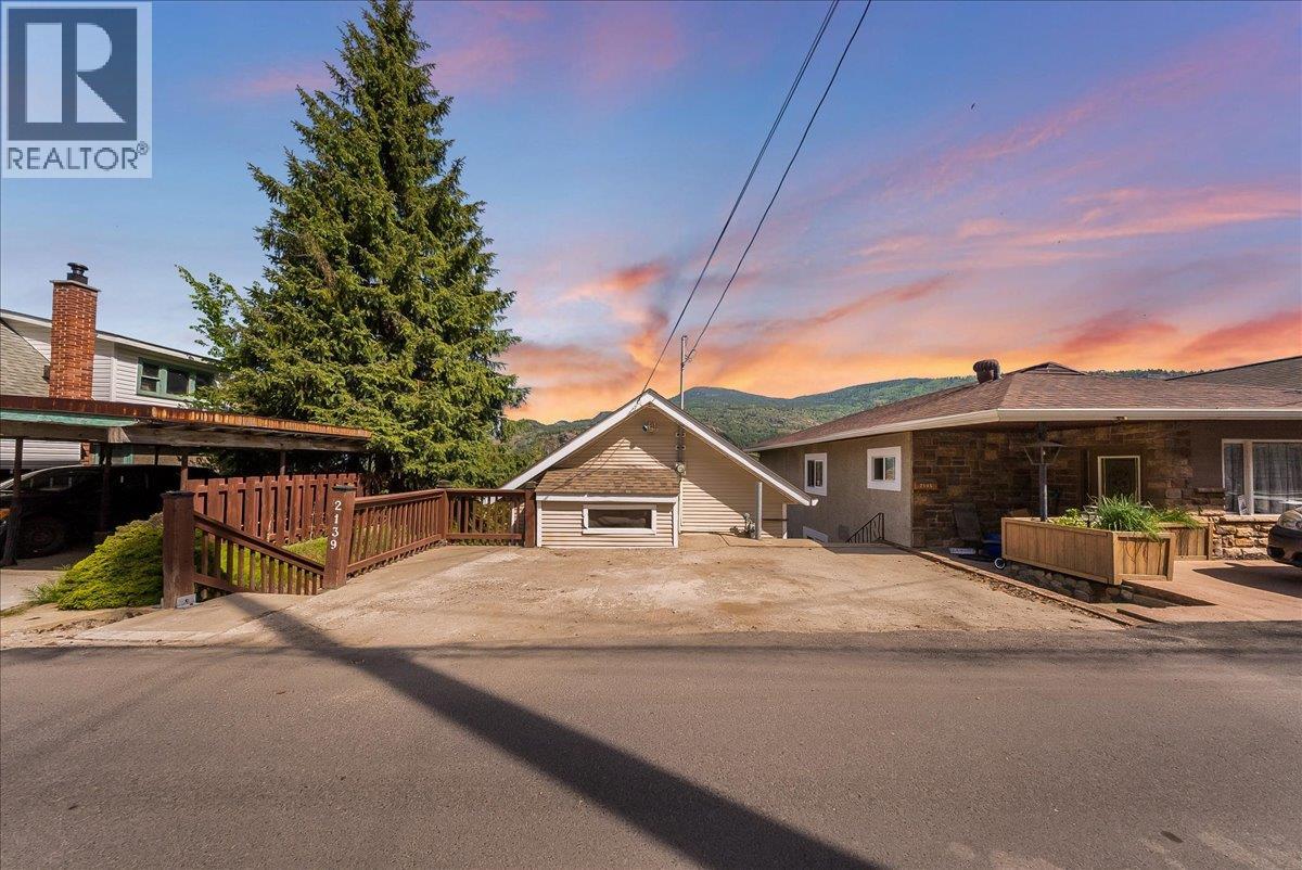 2139 Daniel Street, Trail