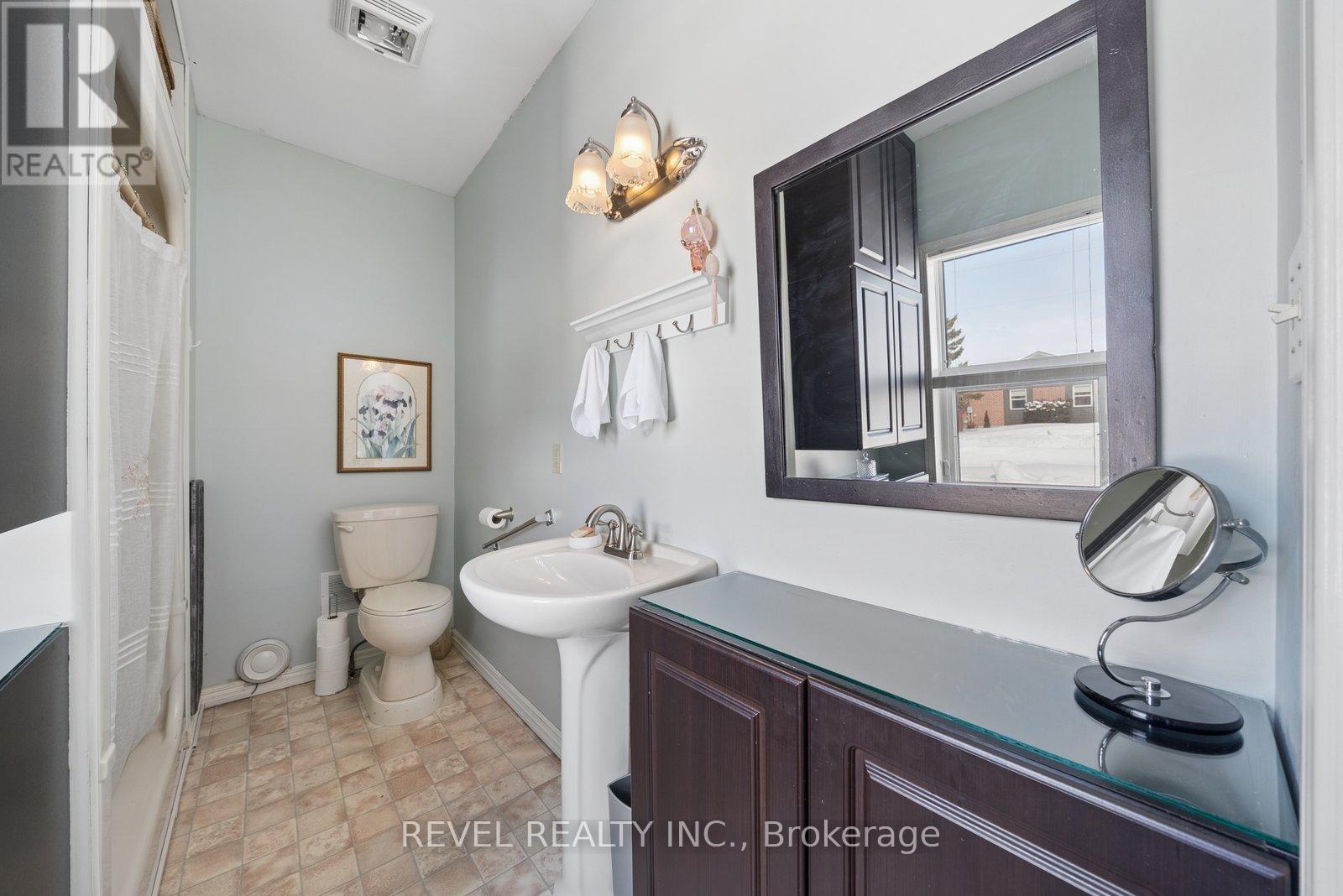 284 VICTORIA AVENUE N - 20