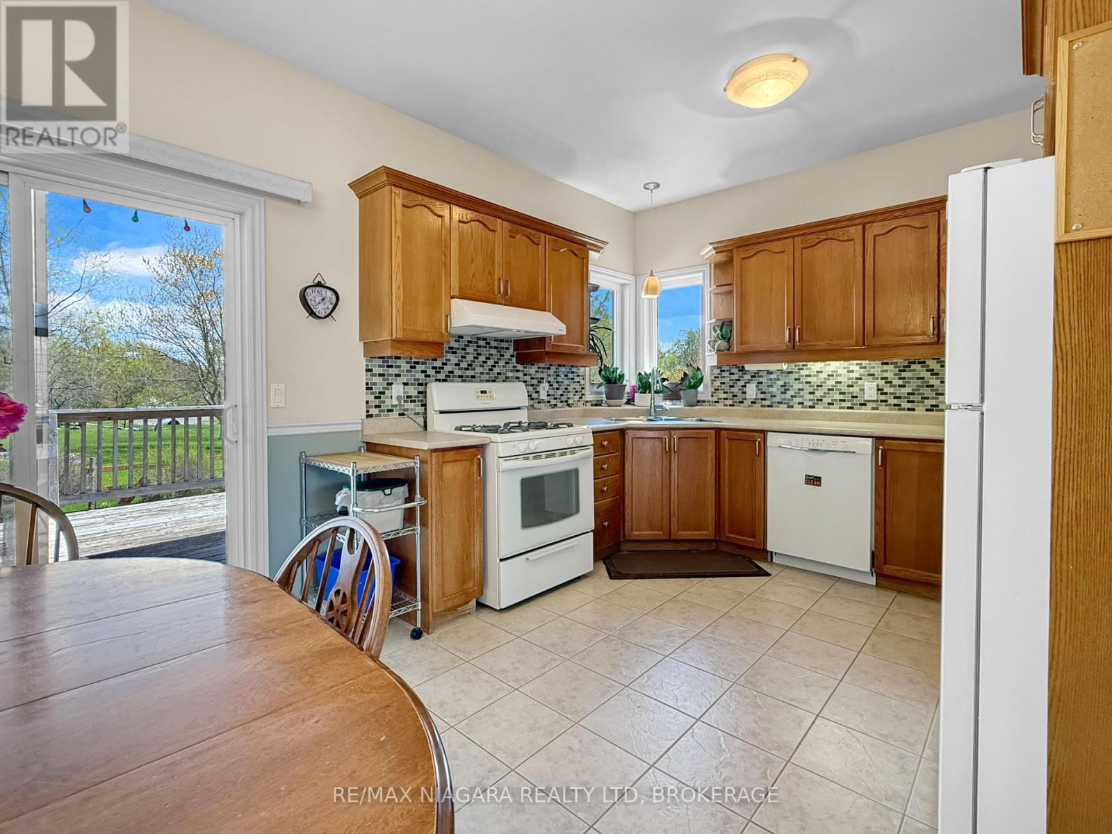 3561 CARVER STREET - 12