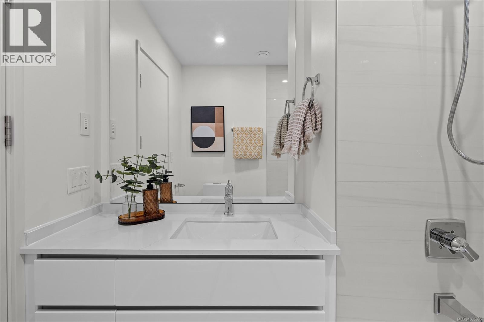 #122 916 Orono Ave - 22