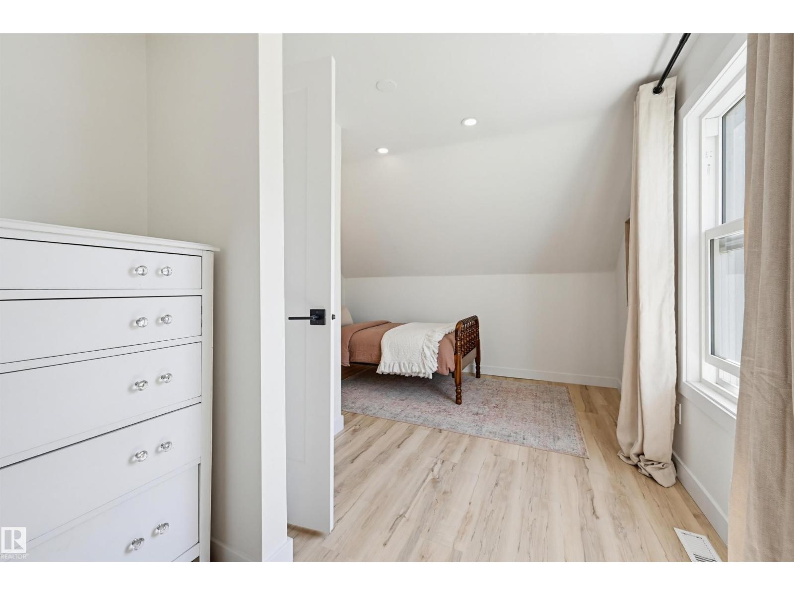 11210 105 ST NW - 23