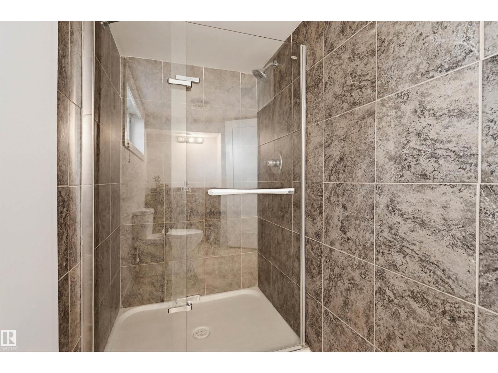 11210 105 ST NW - 29