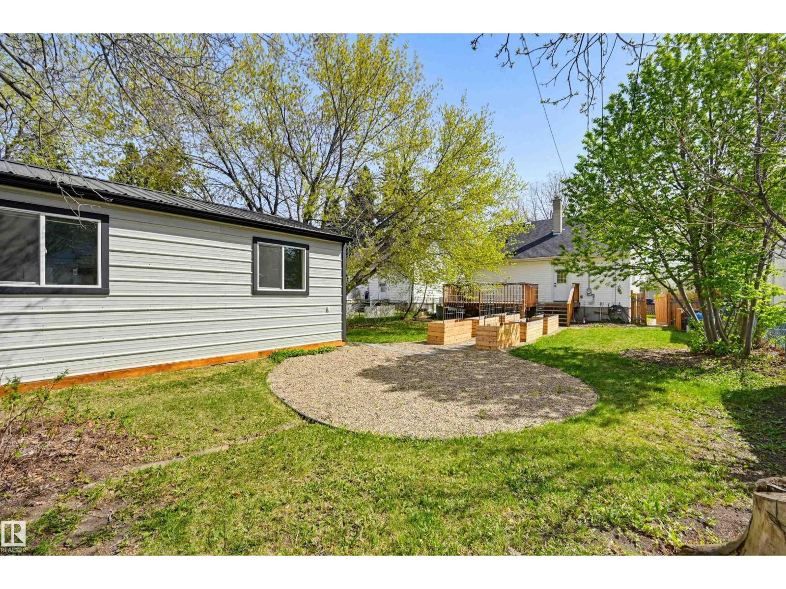 11210 105 ST NW - 37