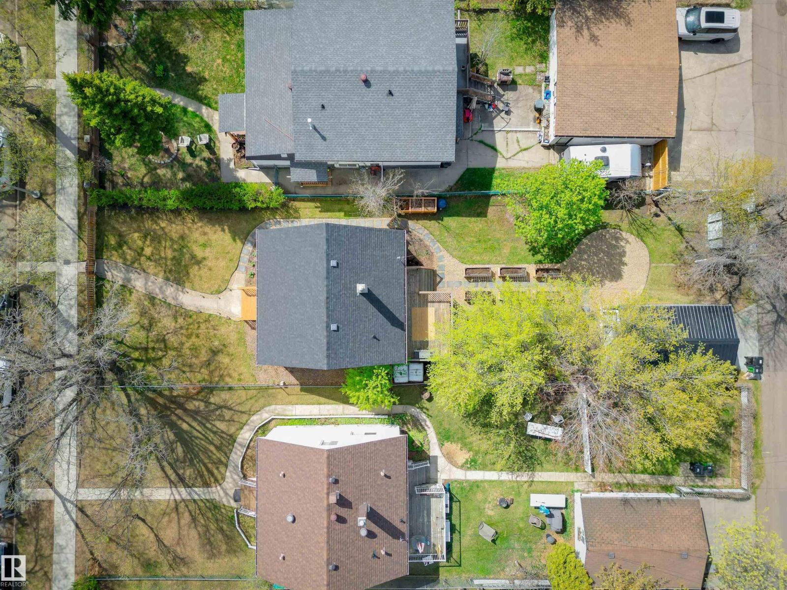 11210 105 ST NW - 39