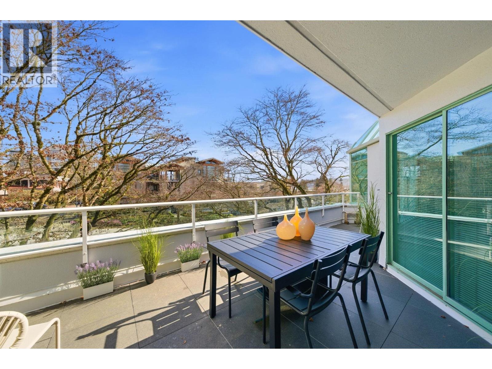 205 565 17TH STREET, West Vancouver