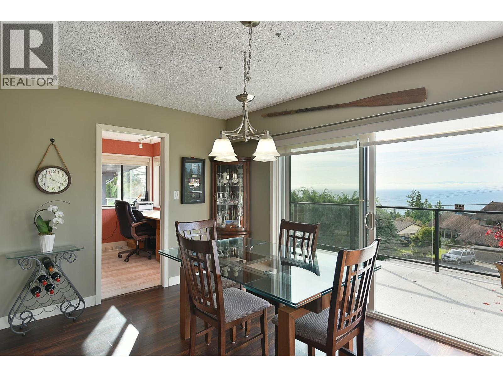 4926 LAUREL AVENUE, Sechelt