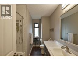 4926 Laurel Avenue, Sechelt, BC V7Z0B7 Photo 16