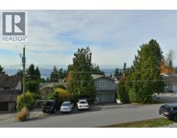 4926 Laurel Avenue, Sechelt, BC V7Z0B7 Photo 6