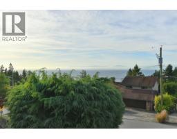 4926 Laurel Avenue, Sechelt, BC V7Z0B7 Photo 7