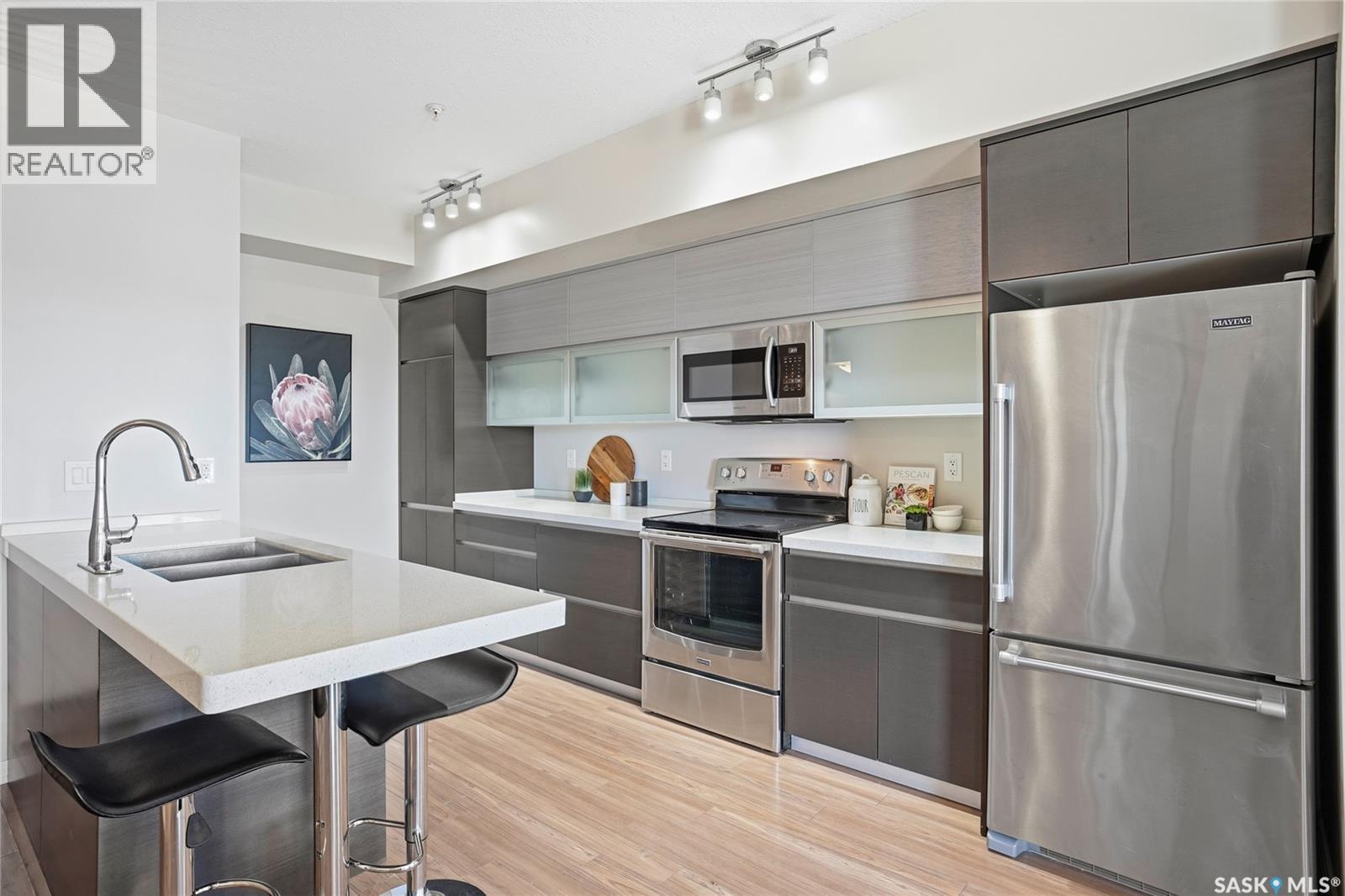 #212 235 Evergreen SQUARE - 7