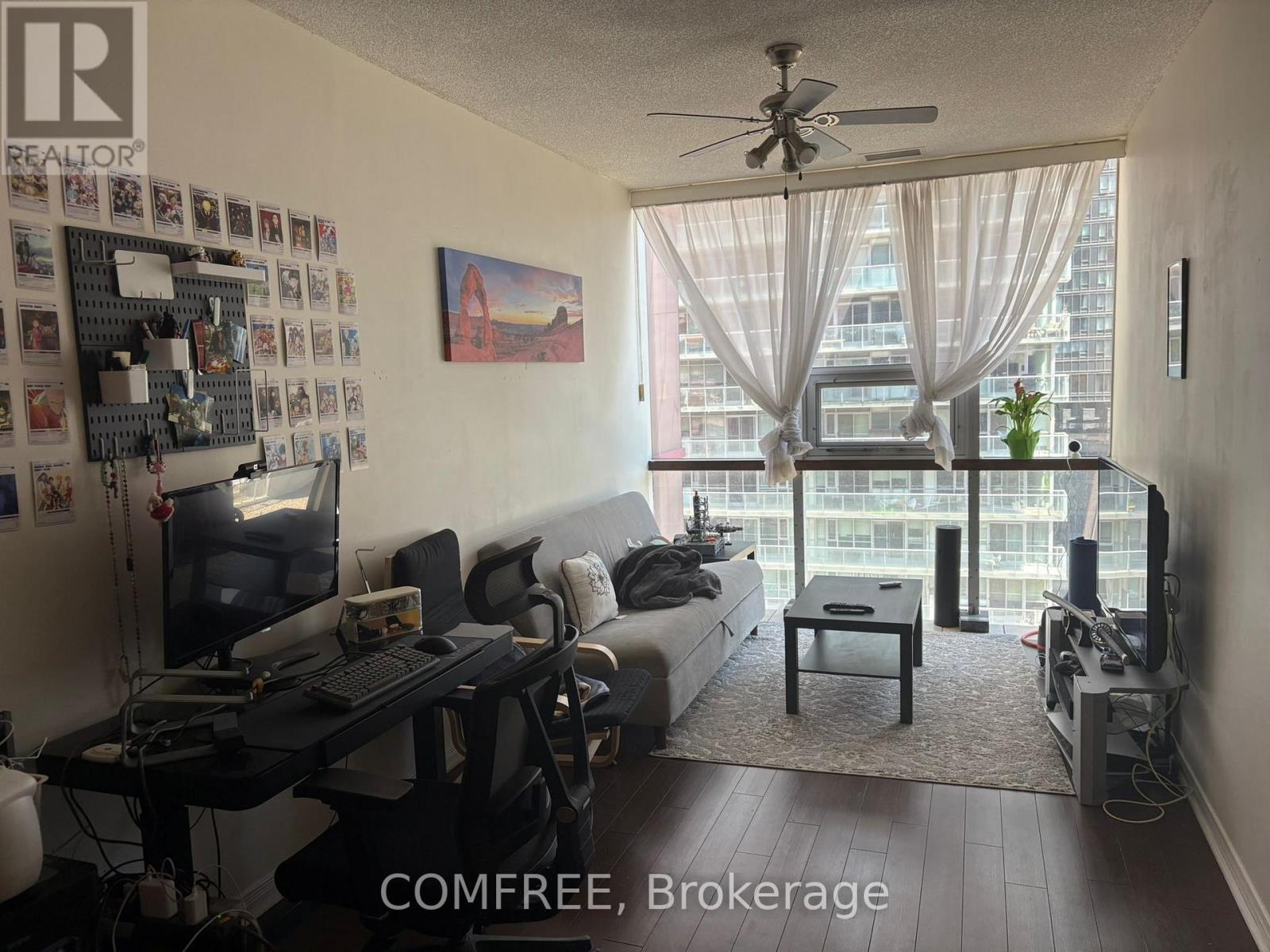 807 - 393 KING STREET W