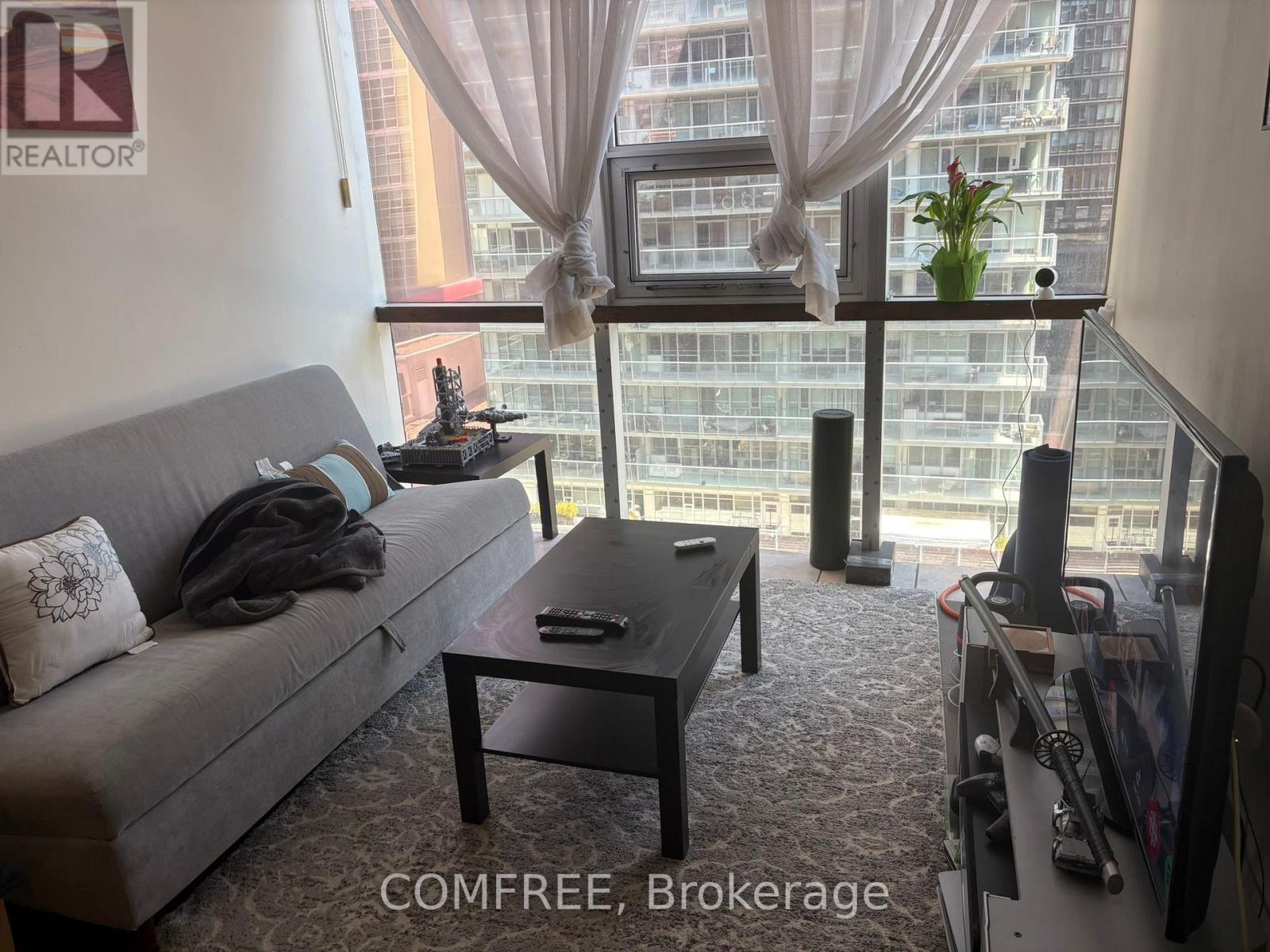 393 King Street West — photo 24