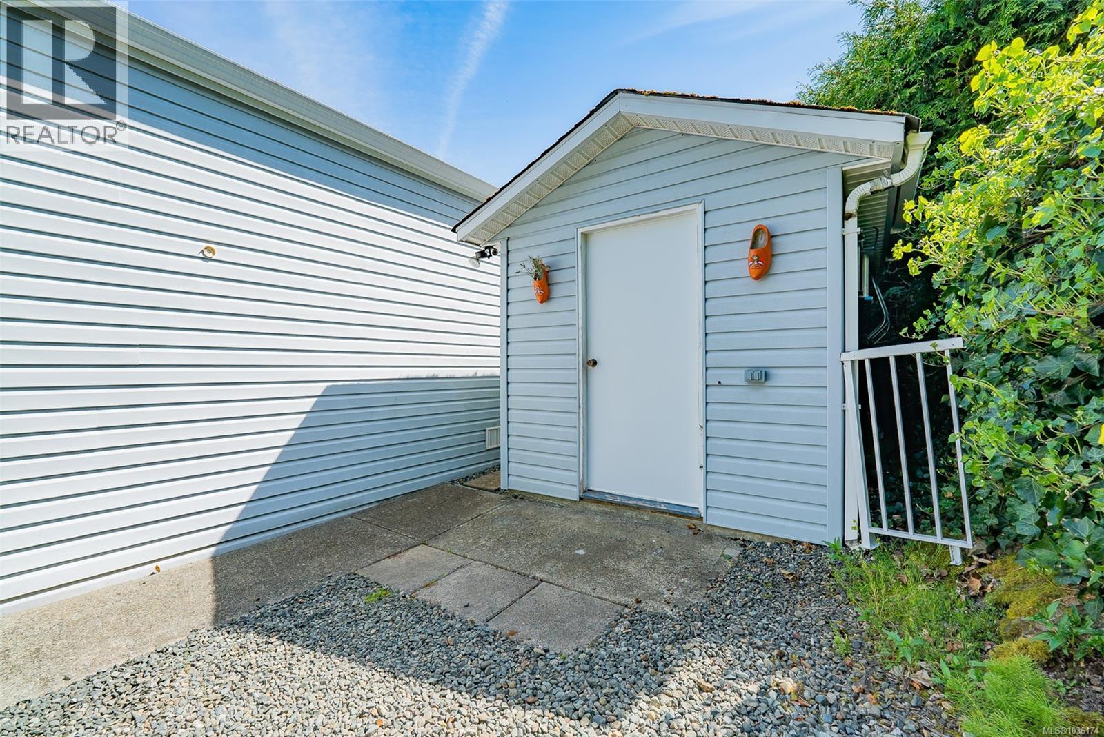 1046 Collier Cres - 28