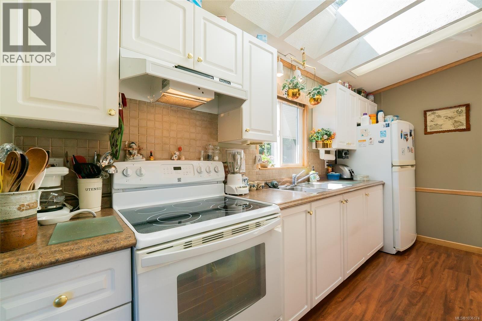 1046 Collier Cres - 5