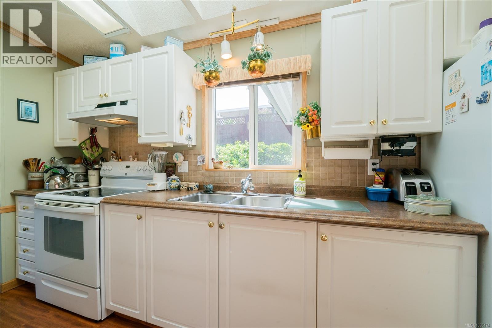 1046 Collier Cres - 6